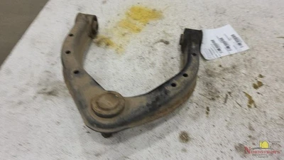 Braço de controle superior dianteiro direito Nissan NV2500 2020 - Imagem 1 de 4