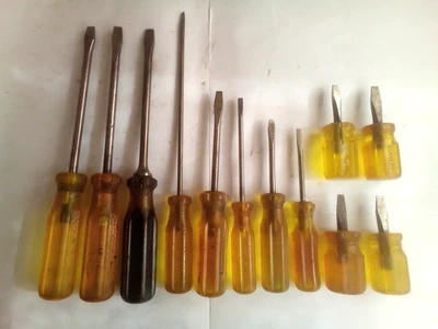 Dozen Vintage Stanley Flat Head Screwdrivers, Yellow Handles. (09 - Image 1 of 3