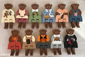 Vintage '88 signiert handgefertigt/bemalt Holz Teddybär Regal Sitzer 11 Feiertage 8"x4" - Bild 1 von 19