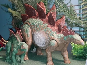 Jurassic World Legacy Mama und Baby Stegosaurus nur von Sarah Harding 2022  - Bild 1 von 6