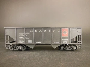HO SCALE WEATHERED READING RDG 80301 2-BAY HOPPER CUSTOM DECORATED - Imagen 1 de 4