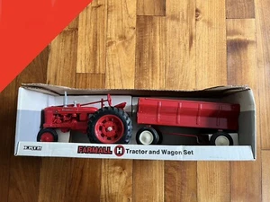 FARMALL TRACTOR and WAGON SET by ERTL c1991 Steel USA 1:16 Die Cast/ Case Corp. - Picture 1 of 11