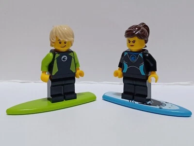Minifiguras LEGO masculinas e femininas surfistas em trajes de mergulho prancha de surf cidade - Imagem 1 de 2