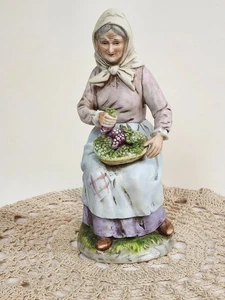 Vintage Porzellan Figur alte Frau Gedeck mit Korb mit Trauben handbemalt - Bild 1 von 6