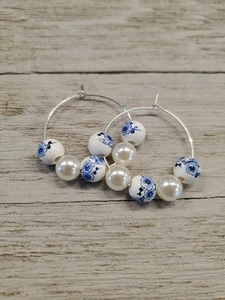 Adorables pendientes de aro con cuentas florales blancas y azules - Imagen 1 de 1