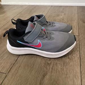 Nike Star Runner 3 grau rot schwarz Kinder Turnschuhe DA2777-008 Größe 12,5C - Bild 1 von 8