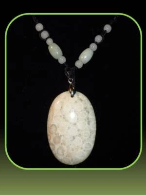 Collana seta e giada con pendente ovale in Corallo Fossile - Immagine 1 di 3