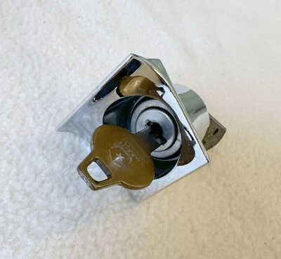 Dodge Dart Plymouth Barracuda Valiant 1966 guantera bisel de bloqueo y llave Fórmula S Foto 1 de 4