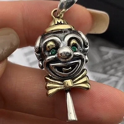 Colgante Bufón Gótico Plata de Ley y Latón Payaso Malvado Dije con Ojos Verdes Foto 1 de 4