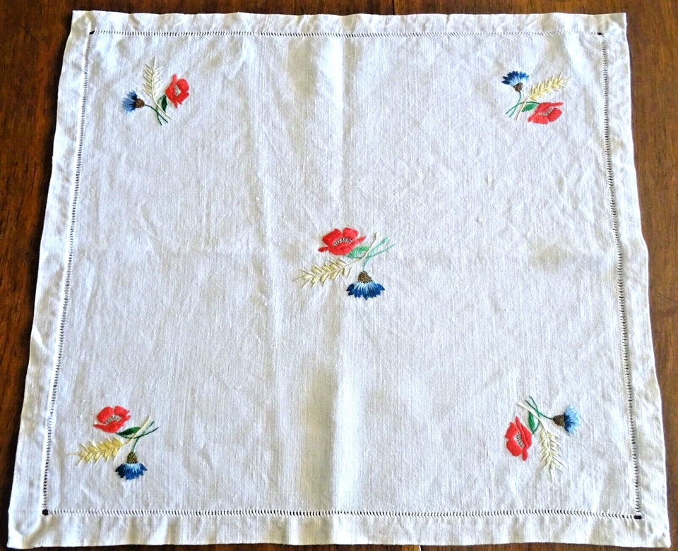 Napperon des années 60 en lin brodé à la main de fleurs des champs -45 cmx50 cm - Photo 1/4