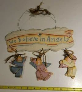 Weiß. Blaue, rosa & gelbe Wolke Holz Dekoschild "Wir glauben an Engel" - Bild 1 von 6