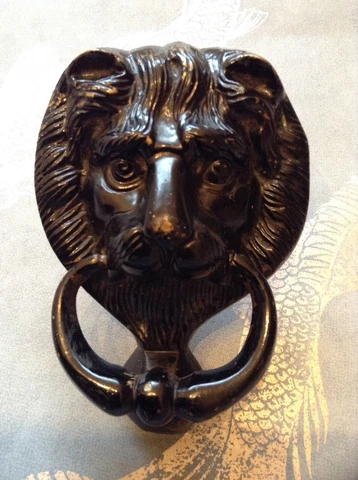 VINTAGE ART DECO LARGE RECLAIMED BLACK BRASS LIONS HEAD DOOR KNOCKER FANTASTIC!! Cover