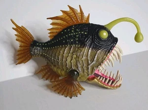 2014 Toys R Us Chap Mei Tiefseeangler Fisch Spielzeug Tier Planet leuchtet im Dunkeln - Bild 1 von 13
