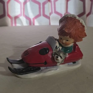 Goebel CHARLOT BYJ 77 - 1-2 SKI DOO TM6 REDHEAD Schneemobil Mädchen mit Scottie Hund - Bild 1 von 7
