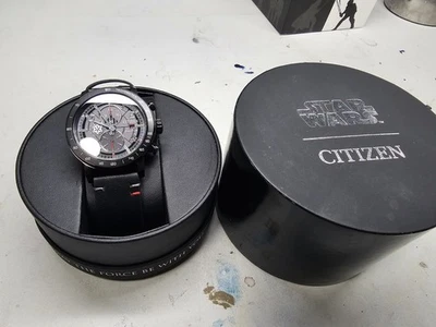 Reloj Citizen Star Wars Darth Vader Eco-Drive CA0764-08W cuero con puntada roja Foto 1 de 4