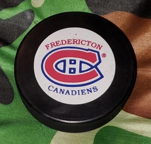 FREDERICTON CANADIENS AHL DISCO VEGUM VINTAGE APROBADO MFG. HECHO EN ESLOVAQUIA 🇸🇰 - Imagen 1 de 10