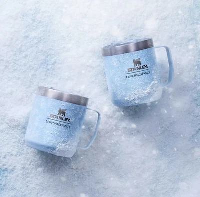 Juego de 2 tazas Stanley 1913 X LoveShackFancy Camp 12 OZ Toscana Toile azul alpino Foto 1 de 3