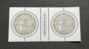 2000 New Zealand Gold Round Kiwi Bird Stamps Gutter Pair Mint NH - Picture 1 of 4