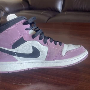 JORDAN AJ 1 MID SE - WOMENS - Picture 1 of 7