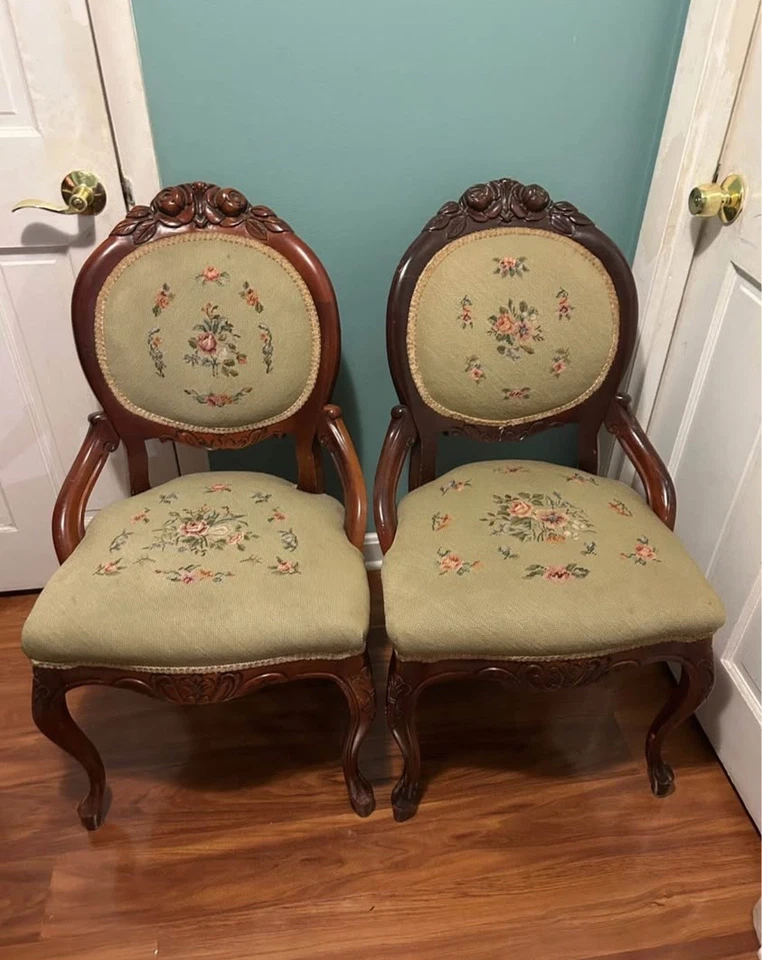 Par de sillas antiguas de estilo victoriano talladas en madera con tapicería floral Foto 1 de 4