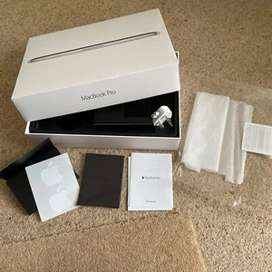 MatBook Pro Empty Box With Plug, Instr Book, Cleaning Cloth &Stickers. - Zdjęcie 1 z 5