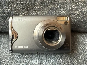 Fujifilm FinePix F20 6.3MP Super CCD Sensor Kamera. Ungeprüft auf Teile. - Bild 1 von 13