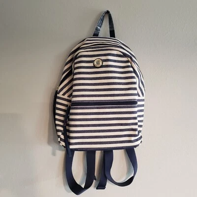 Mochila Tommy Hilfiger con emblema dorado TH correas de hombro ajustables Foto 1 de 4