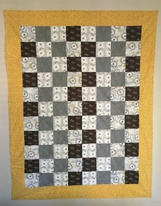 Edredón de cuatro parches Bee Happy hecho a mano por RSF Designs 831 tamaño 70" X 54" - Imagen 1 de 4