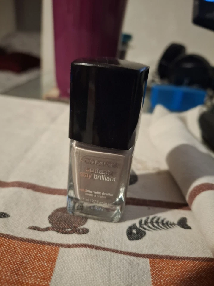 Covergirl Outlast Stay esmalte de uñas brillante # 210 piedra sin parar Foto 1 de 2