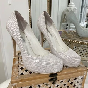 BCBGeneration BG Parade White Snake Skin Textured Heels Sz 6.5 Stiletto Wedding - Picture 1 of 11