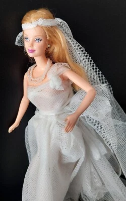 BARBIE MARCA MATTEL MADE MALAYSIA - ANNO 1991 - 3 ABITI SPOSA, ROSSO, DORATO - Immagine 1 di 4
