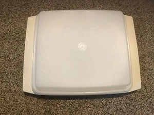 Tupperware Devilled Egg Carrier, off White and Frost Lid, holds 16 eggs. - Imagen 1 de 5