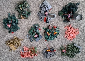HUGE VINTAGE LOT TOY SOLDIERS PLASTIC ARMY MEN - MANY STYLES & COUNTRIES - Picture 1 of 4