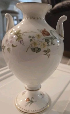 Jarrón Wedgwood Floral Hueso Mirabelle China Hecho en Inglaterra en Forma de Urna 8" Foto 1 de 4