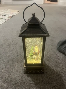 Snowtime wassergefüllte Weihnachtslaterne mit Weihnachtsmannfigur - 28 cm - LED's - Bild 1 von 5