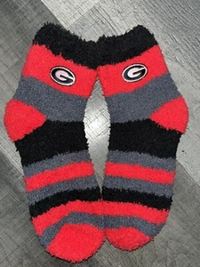GEORGIA BULLDOGS NCAA COLLEGE WOMENS RED STRIPE ANKLE COZY FUZZY SLEEP SOCKS - Picture 1 of 1