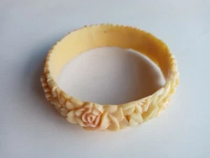 Vintage 2½" × ¾" Floral Bakelite Bangle Japan - Picture 1 of 9