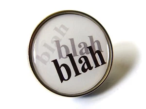 BLAH BLAH BLAH PIN ANSTECKER HUMOR WITZ SPASS NEUHEIT GESCHENK - Bild 1 von 7