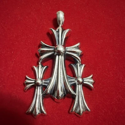 Colgante Triple Cruz Corazones Cromados Foto 1 de 4