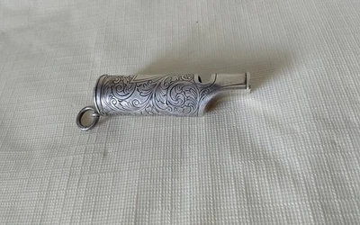 Silver Whistle Match Safe, Vesta 带雕刻的新艺术运动图案 — 第 1/4 张图片