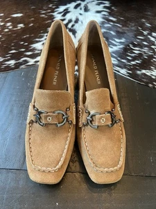 Mocassino Donald Pliner Wendi scamosciato tacco slip-on sella 9,5 - Foto 1 di 8