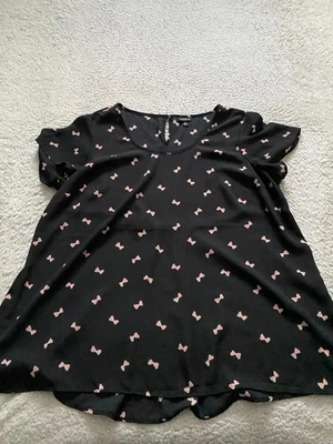 Blusa Torrid para mujer con estampado de lazo manga corta cuello redondo negra talla 0 (US 12) Foto 1 de 4