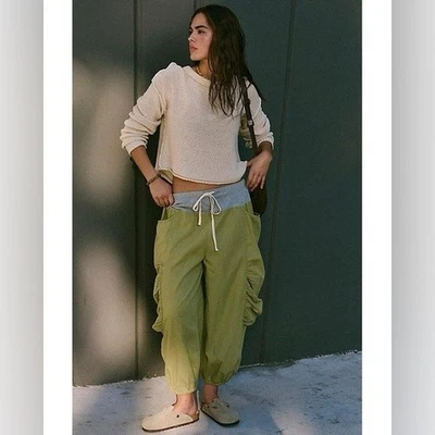 NUEVO CON ETIQUETAS | AGOTADO | Pantalones brezos verdes Free People | Talla mediana Foto 1 de 4