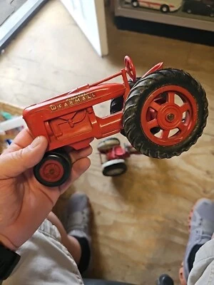 PRODUCT MINIATURE INTERNATIONAL HARVESTER McCORMICK FARMALL M TRACTOR 1/16 Vtg. - Image 1 of 4