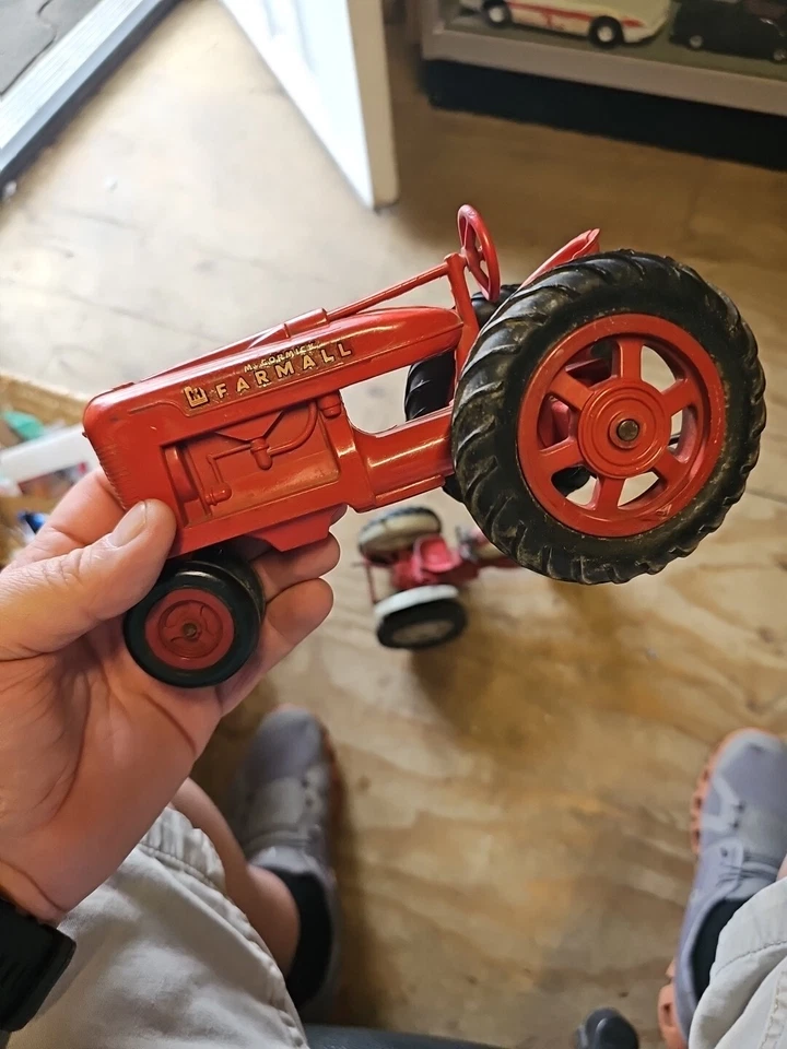 PRODUCT MINIATURE INTERNATIONAL HARVESTER McCORMICK FARMALL M TRACTOR 1/16 Vtg. - Image 1 of 4