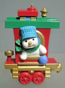 HALLMARK GUARDABOSQUES ADORNO DE NAVIDAD SANTA'S TREN DE VACACIONES COOL CABOOSE - Imagen 1 de 6