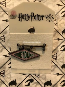 Wizarding World of Harry Potter hängende Honeydukes Süßigkeitenladen Ladenschild Pin Neu mit Etikett - Bild 1 von 2