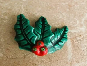 Vintage Brosche Holland Form Keramik / Anstecknadel Stechpalmenblätter und rote Beeren 60er Jahre - Bild 1 von 5
