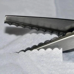 Tijeras rosadas con borde festoneado para costura de tela - Imagen 1 de 15