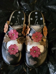 NEU SCHWARZ MIT BLUMENAPPLIKATION PANTOLETTEN CLOGS GR. 7-7,5/38 - Bild 1 von 4